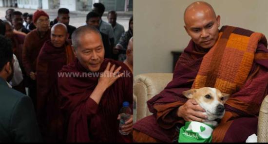 පඤ්ඤාකර හිමියන් ආලෝකා ද රැගෙන දිවයිනට වැඩම කරයි.